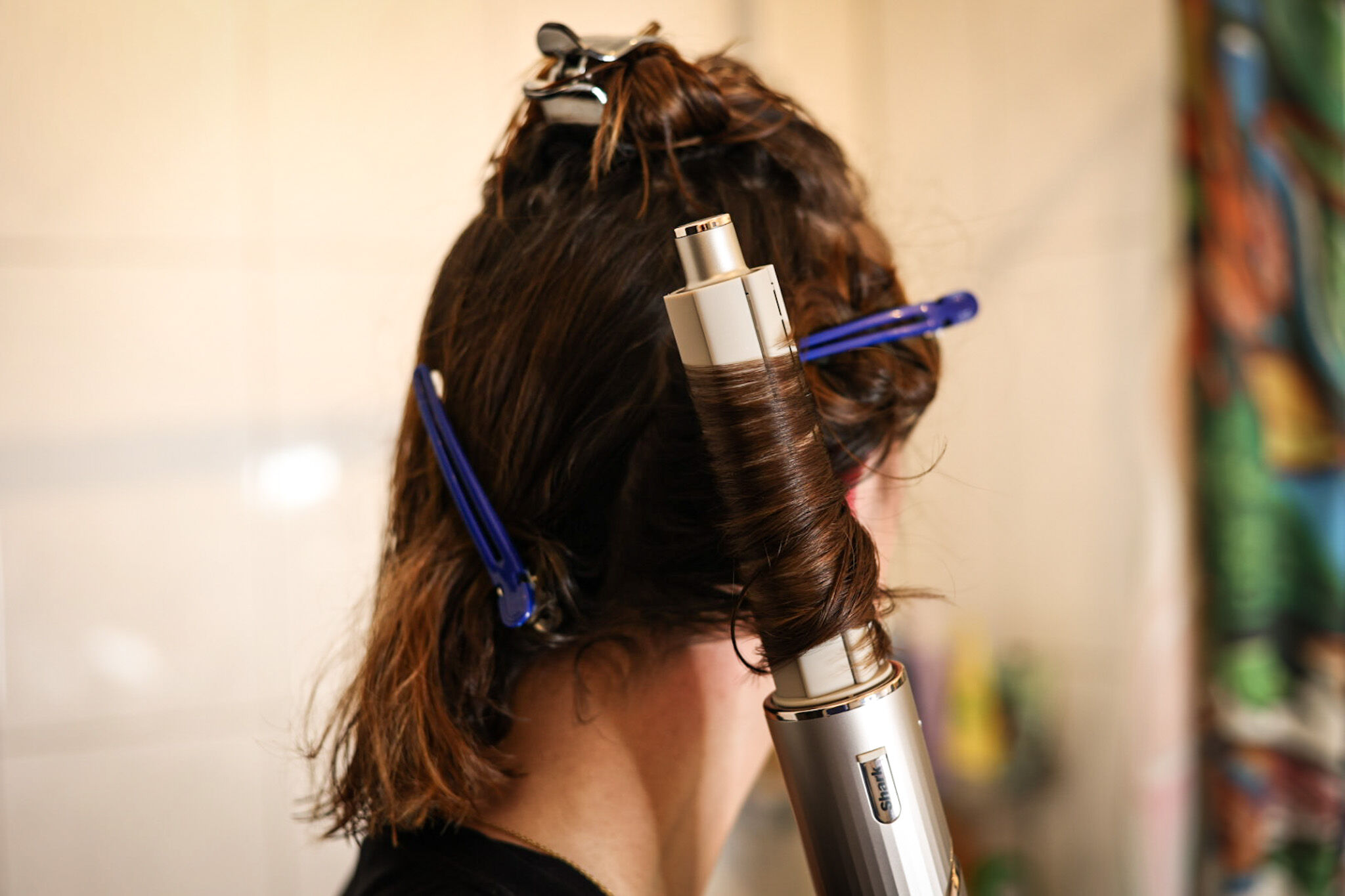 Photo des cheveux relevés.